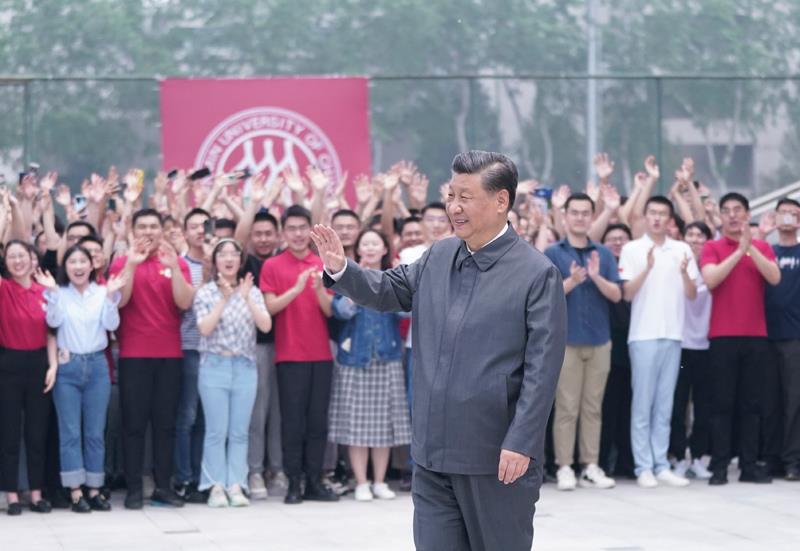 2022年4月25日，习近平总书记在中国人民大学考察调研。