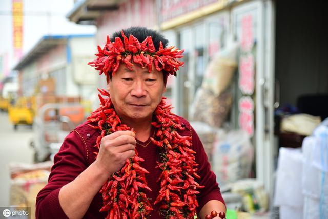 喝着白酒配辣椒的“中国辣椒王”，如今的他生活怎么样？