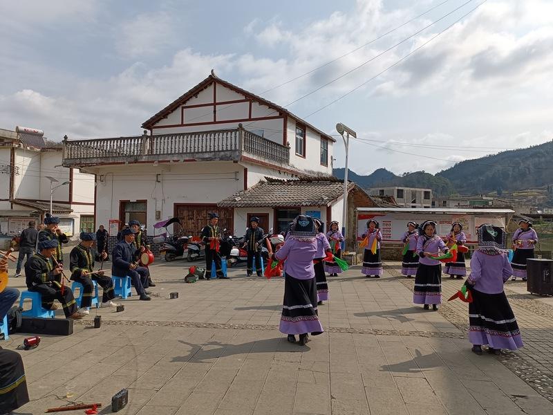 兴仁市鹧鸪园村：乡村舞动民族精气神