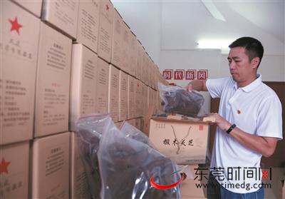 崔智成将成品灵芝装箱发往外地的客户