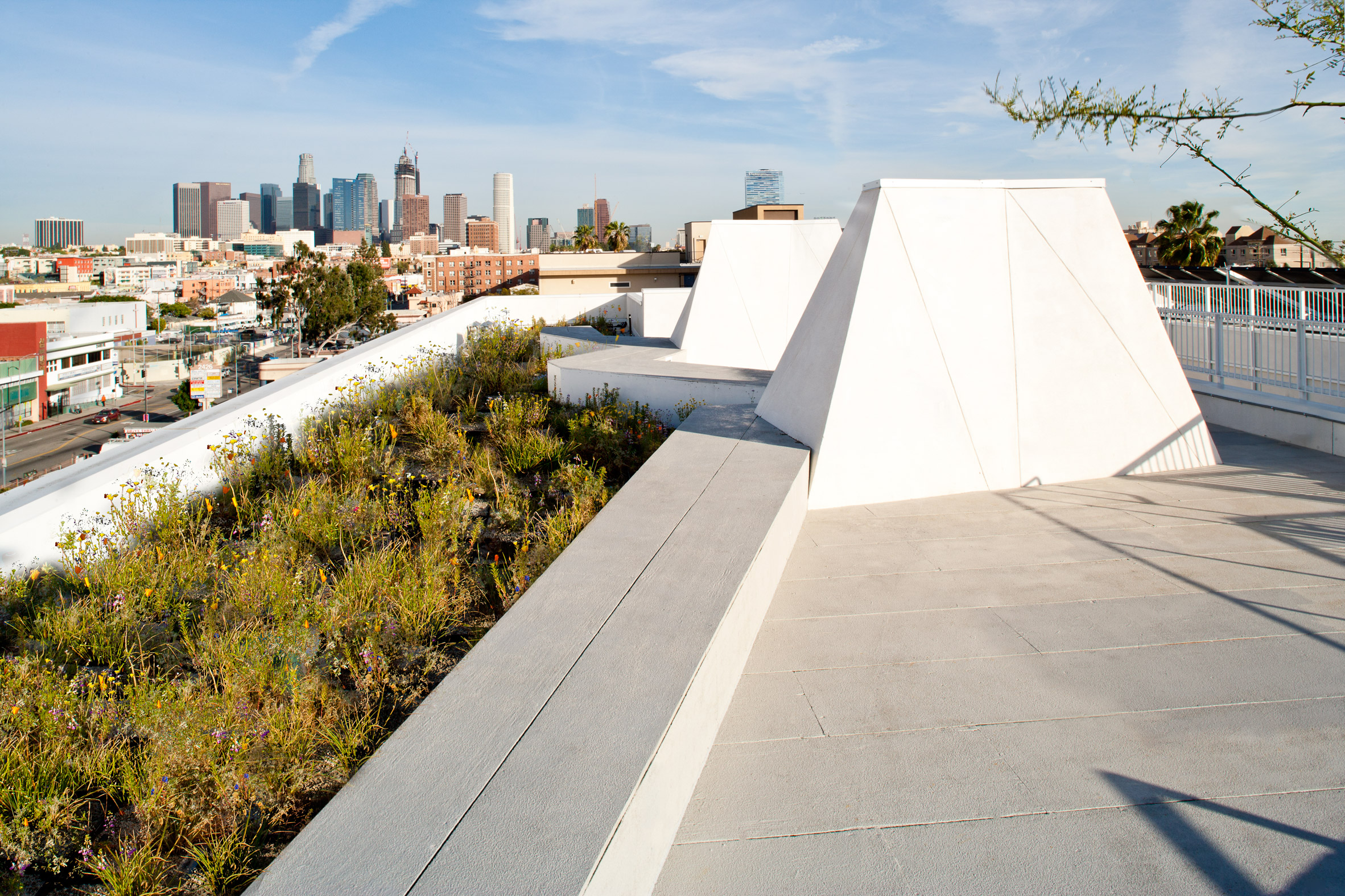 11_six-brooks-scarpa-architecture-los-angeles-california-housing-affordable_dezeen_32.jpg