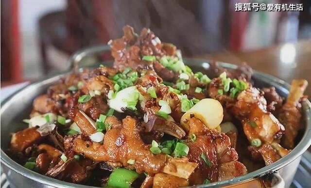 湖北荆州特色菜“松滋鸡”，油而不腻，鸡肉有韧劲，越嚼越香